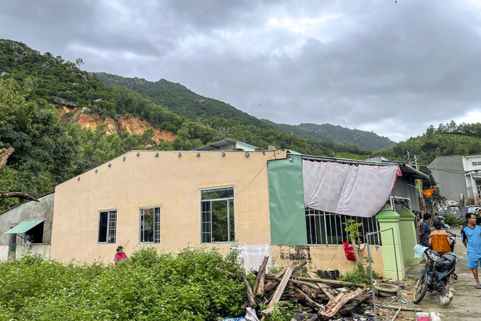 Sống thấp thỏm dưới chân núi Xanh