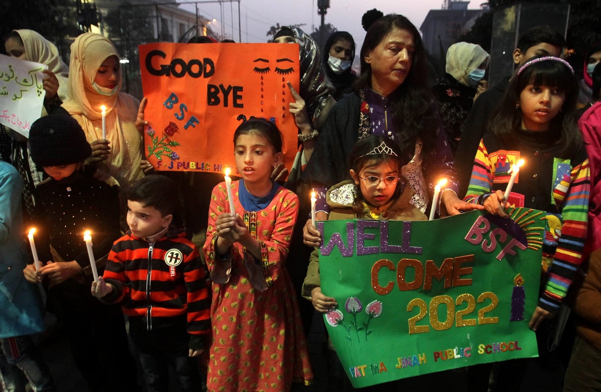 Các em nhỏ cùng tham gia cầu nguyện cho hòa bình trong năm mới 2022 ở Lahore, Pakistan. (Ảnh: EPA) 