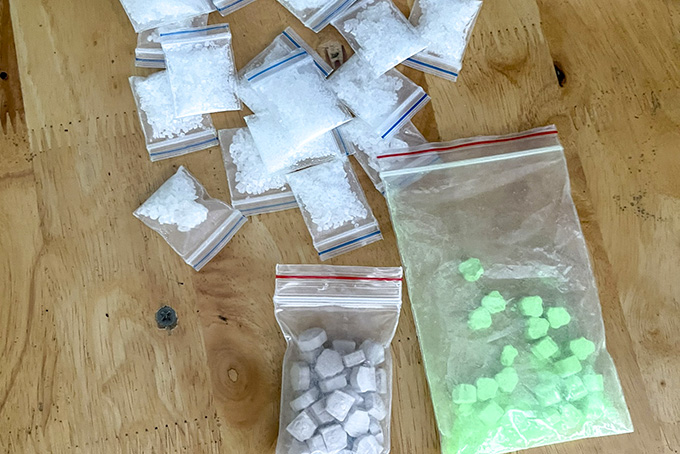 Hai anh em mua bán ma túy