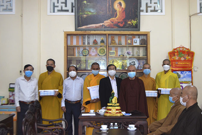 Đại diện Ban Trị sự Giáo hội Phật giáo Việt Nam tỉnh trao quyết định cho chư tăng làm nhiệm vụ phật sự tại huyện Trường Sa.