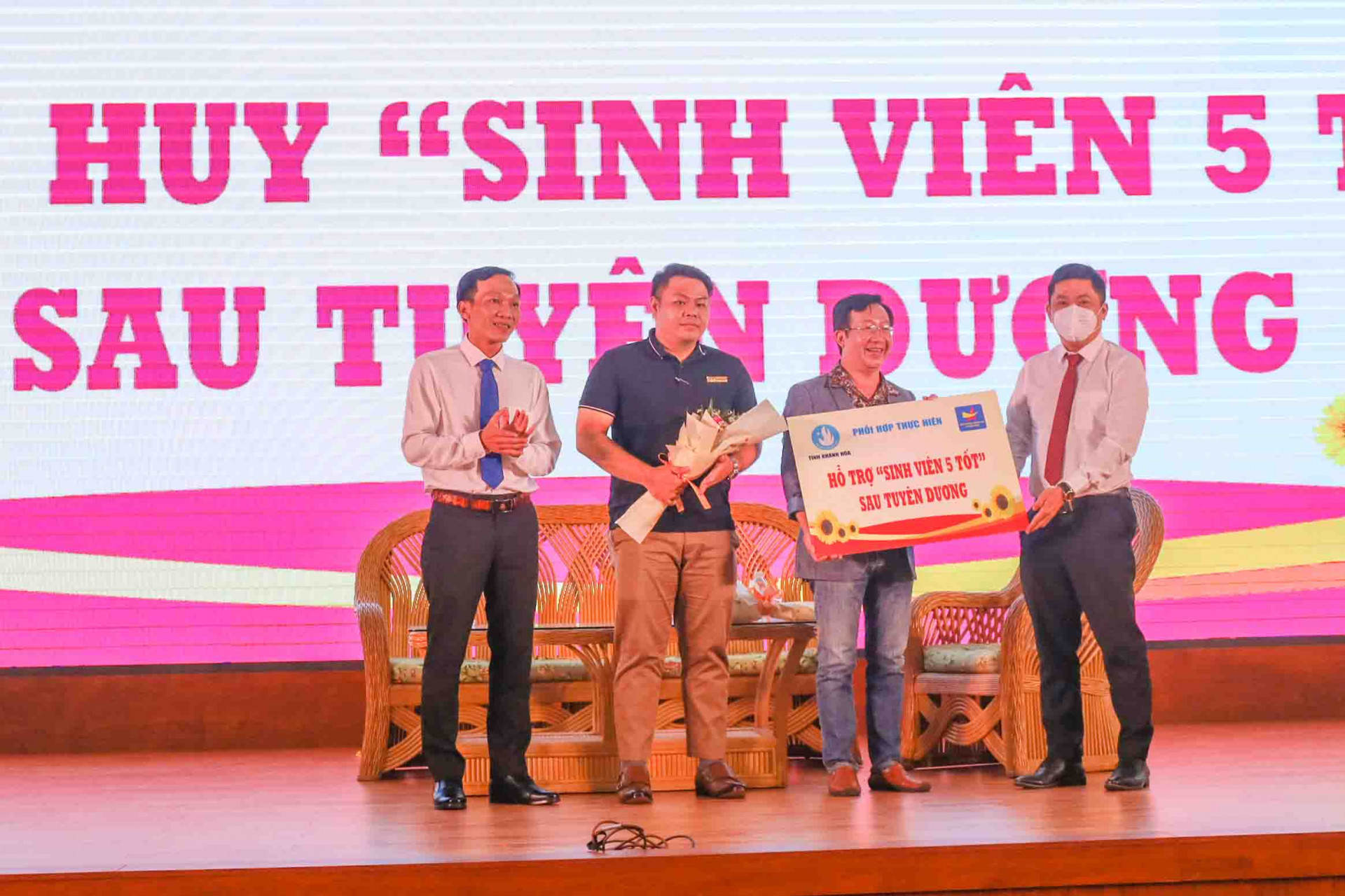 Ban Thư ký Hội Sinh viên Việt Nam tỉnh trao danh sách “Sinh viên 5 tốt” cấp tỉnh cho Hội Doanh nhân trẻ tỉnh. 