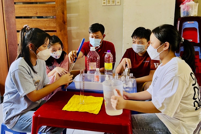 Một hoạt động trải nghiệm thực hành pha chế nước rửa tay sát khuẩn của học sinh Trường THCS Võ Văn Ký.