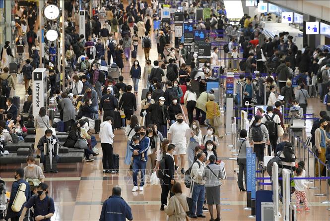 Hành khách tại sân bay Haneda ở thủ đô Tokyo, Nhật Bản. Ảnh: Kyodo/ TTXVN