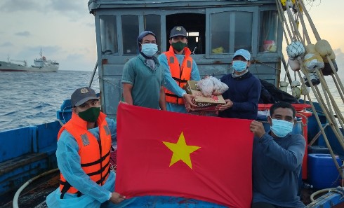 Tàu KN 411 cứu kéo thành công tàu cá Quảng Ngãi bị mắc cạn ở Trường Sa