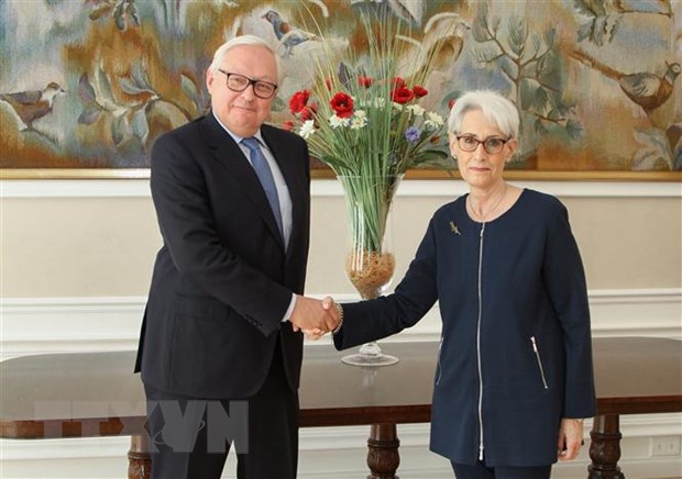 Thứ trưởng Ngoại giao Nga Sergei Ryabkov (trái) và người đồng cấp Mỹ Wendy Sherman trước vòng đối thoại chiến lược thứ hai ở Geneva, Thuỵ Sĩ ngày 30/9/2021. (Ảnh: AFP/TTXVN)