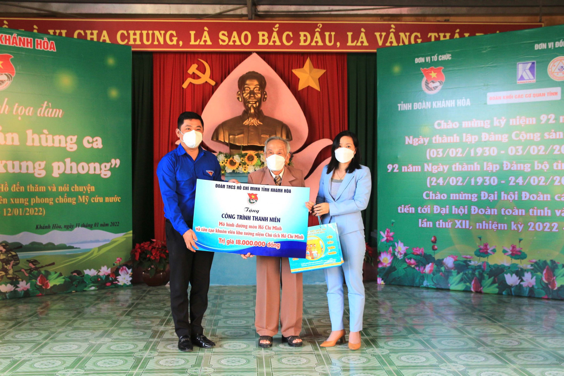 Các đại biểu trao tặng công trình thanh niên Mô hình đường mòn Hồ Chí Minh và tôn tạo khuôn viên Khu tưởng niệm Chủ tịch Hồ Chí Minh cho gia đình ông Bùi Xuân Phước