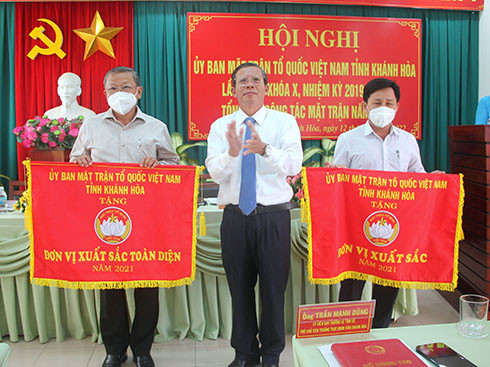 Đồng chí Trần Ngọc Thanh tặng cờ thi đua cho đại diện 2 địa phương.