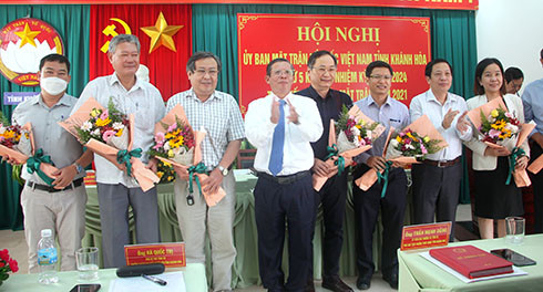 Các vị lãnh đạo tỉnh tặng hoa chúc mừng cho các vị được hiệp thương bổ sung, thay thế vào ủy viên UBMTTQ Việt Nam tỉnh khóa X
