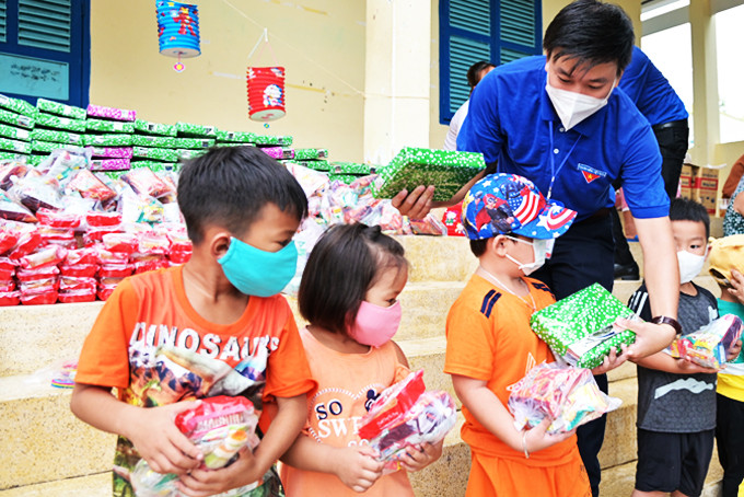 Thành đoàn Nha Trang tổ chức tặng quà cho thiếu nhi tại đảo Vũng Ngán.