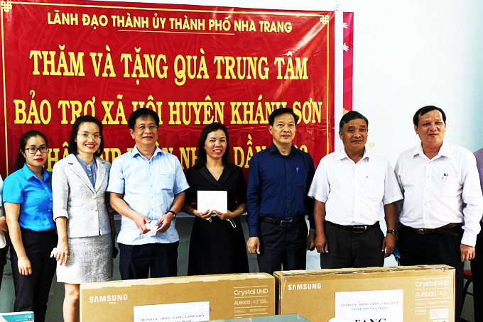 Đồng chí Hồ Văn Mừng trao tivi và tiền mặt cho Trung tâm Bảo trợ xã hội  huyện Khánh Sơn.