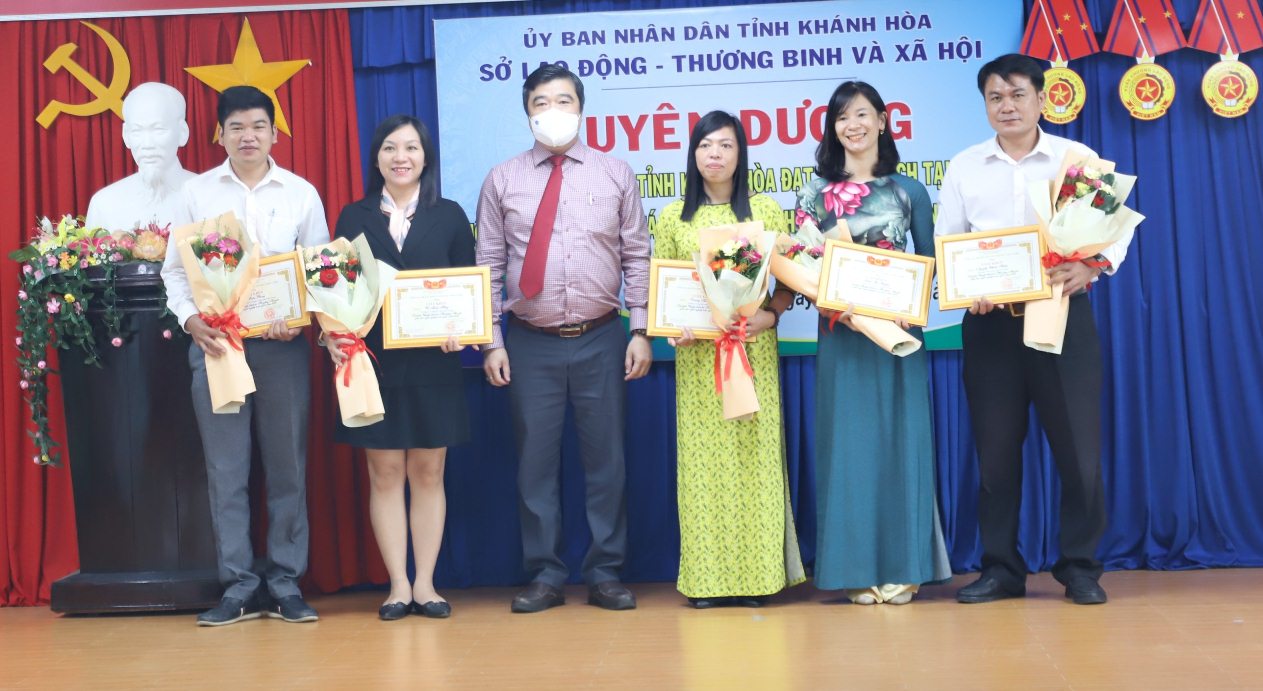Ông Tạ Hồng Quang - Giám đốc Sở Lao động - Thương binh và Xã hội trao giấy khen của Tổng cục Giáo dục nghề nghiệp cho các nhà giáo.
