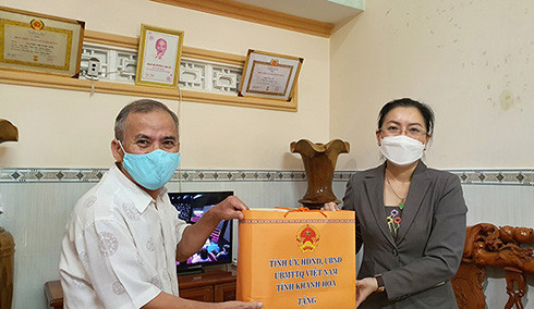 Bà Phạm Thị Xuân Trang tặng quà Tết gia đình ông Phạm Văn Chi