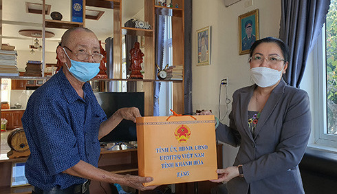 Bà Phạm Thị Xuân Trang đến thăm, tặng quà gia đình ông Thiều Quang Kỳ
