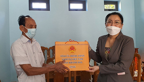 Bà Phạm Thị Xuân Trang tặng quà Tết gia đình ông Phạm Hồ Dưng