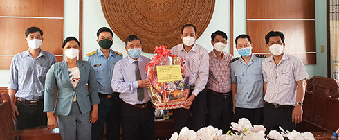 Đoàn công tác tới thăm, tặng quà Huyện uỷ Khánh Sơn