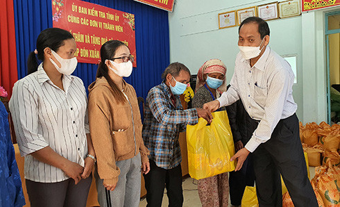 Ông Nguyễn Văn Ghi tặng quà Tết người dân xã Sơn Hiệp