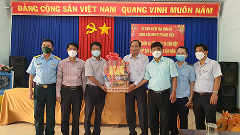 Đoàn công tác tặng quà Tết cho Đảng ủy, UBND, UBMTTQ xã Sơn Hiệp