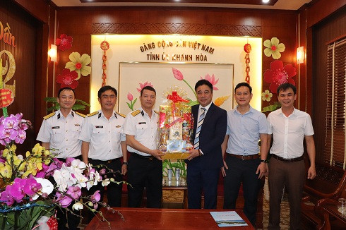 Ông Nguyễn Khắc Toàn tiếp nhận quà Tết của cán bộ chiến sĩ Lữ đoàn Tàu ngầm 189 Hải quân. 
