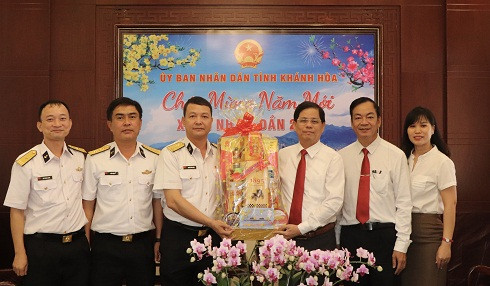 Ông Nguyễn Tấn Tuân tiếp nhận quà Tết của đoàn công tác Lữ đoàn Tài ngầm 189 Hải quân.