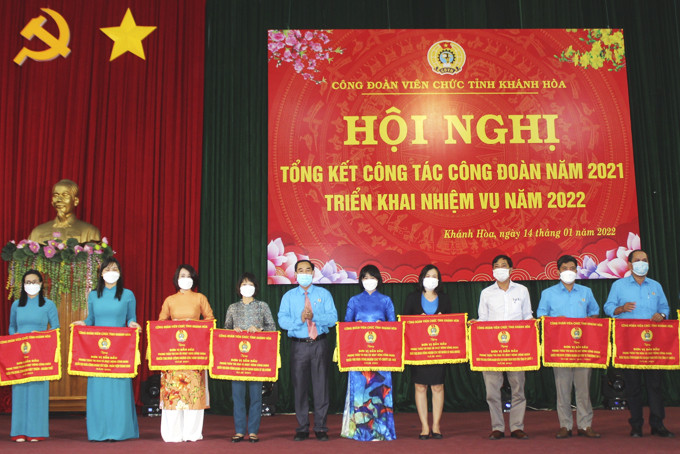 Lãnh đạo Công đoàn Viên chức tỉnh trao cờ thi đua cho các tập thể.