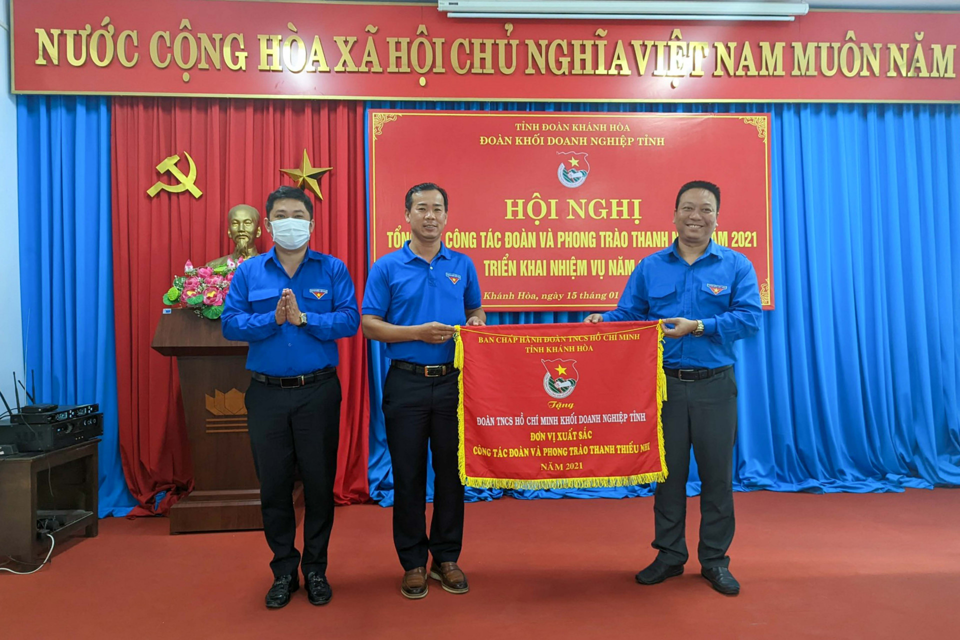 Tỉnh đoàn trao cờ thi đua cho Đoàn Khối doanh nghiệp tỉnh