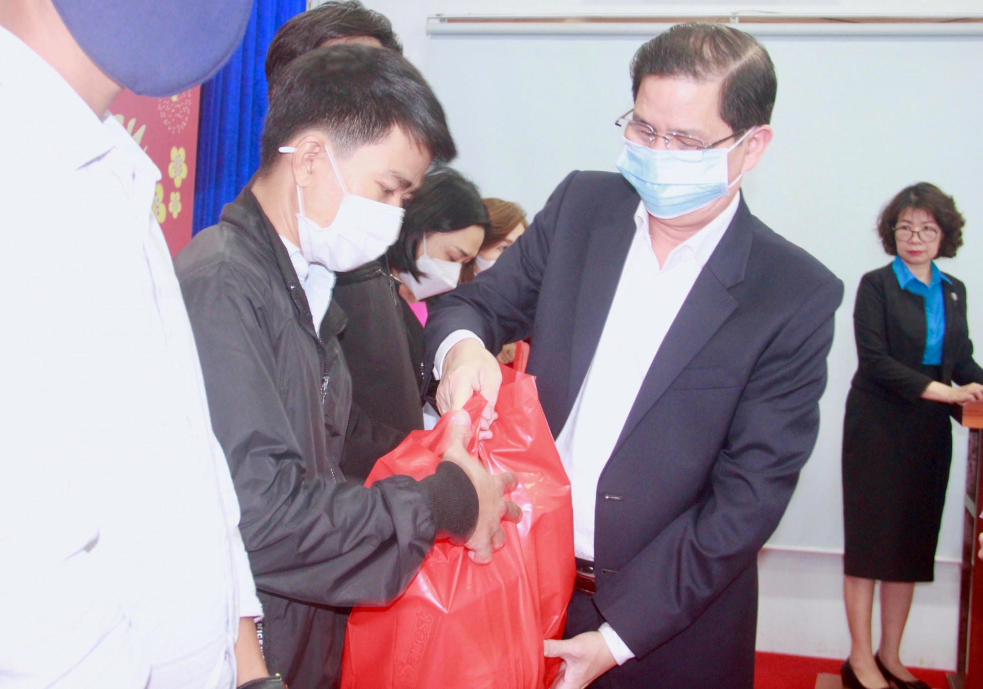 Ông Nguyễn Tấn Tuân trặng quà cho các đoàn viên, nhà giáo, người lao động.