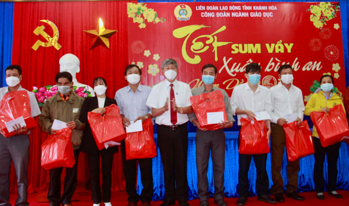 Ông Lê Đình Thuần - Phó Giám đốc Sở Giáo dục và Đào tạo tặng quà Tết cho đoàn viên, người lao động.