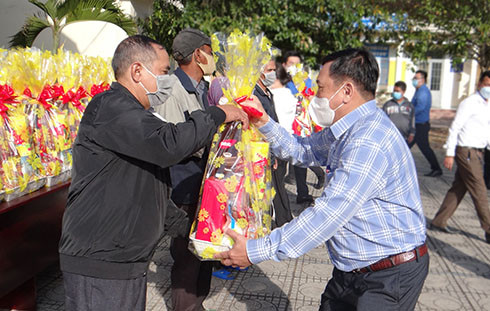 Ông Vĩnh Thông - Giám đốc Sở Tài chính tặng quà cho các hộ dân xã Khánh Thượng.