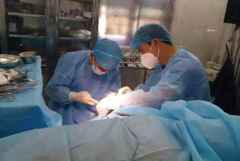 Quân y đảo Song Tử Tây phẫu thuật cấp cứu cho bệnh nhân.