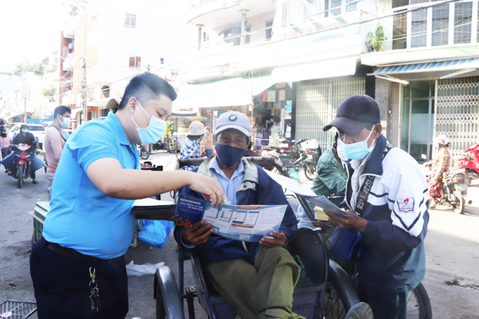 Dấu ấn quan trọng của ngành Bảo hiểm xã hội (BHXH) tỉnh trong năm 2021 là mặc dù hoạt động trong điều kiện khó khăn, thách thức nhưng đơn vị đã nỗ lực để vừa hoàn thành có hiệu quả việc vận động người dân tham gia BHXH, đồng thời thực hiện tốt các chính sách hỗ trợ người lao động và người sử dụng lao động gặp khó khăn do dịch Covid-19.