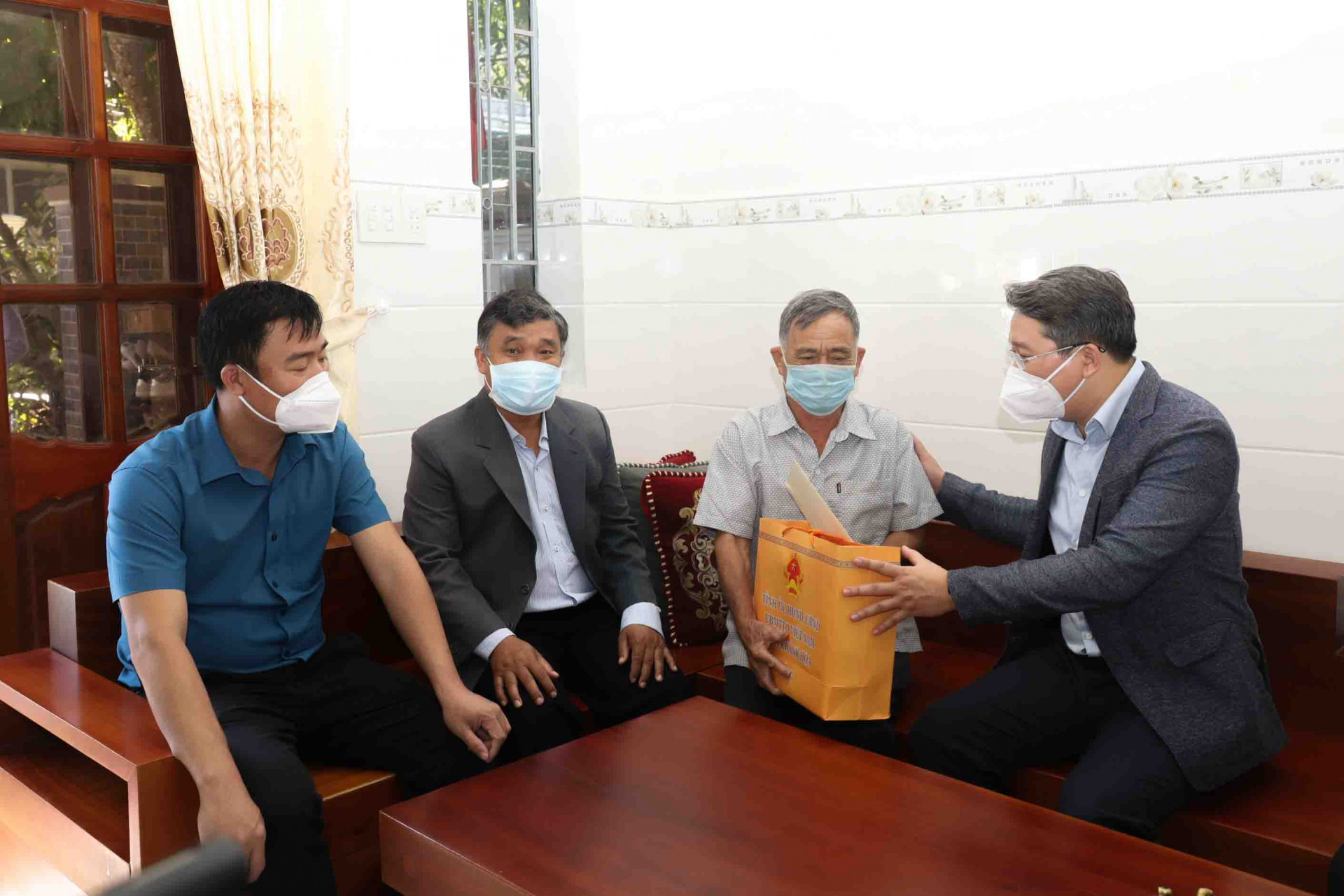 Ông Nguyễn Hải Ninh tặng quà, chúc tết ông Phan Văn Thuân - người hoạt động kháng chiến bị nhiễm chất độc hóa học. 