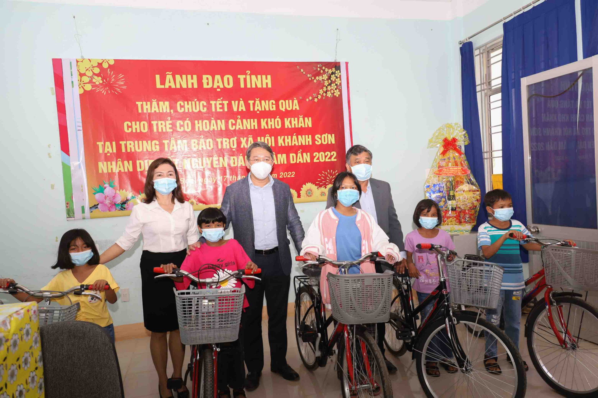 Ông Nguyễn Hải Ninh trao tặng xe đạp cho các em học sinh ở Trung tâm Bảo trợ xã hội huyện Khánh Sơn 