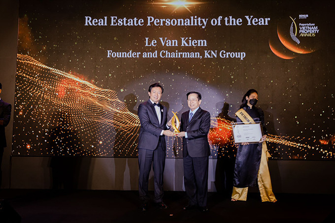 Anh hùng Lao động Lê Văn Kiểm, Chủ tịch HĐQT Công ty CP Đầu tư & Kinh doanh Golf Long Thành nhận giải thưởng  &quot;Nhân vật BĐS của năm &quot; tại lễ trao giải Vietnam Property Awards 2021 do PropertyGuru tổ chức