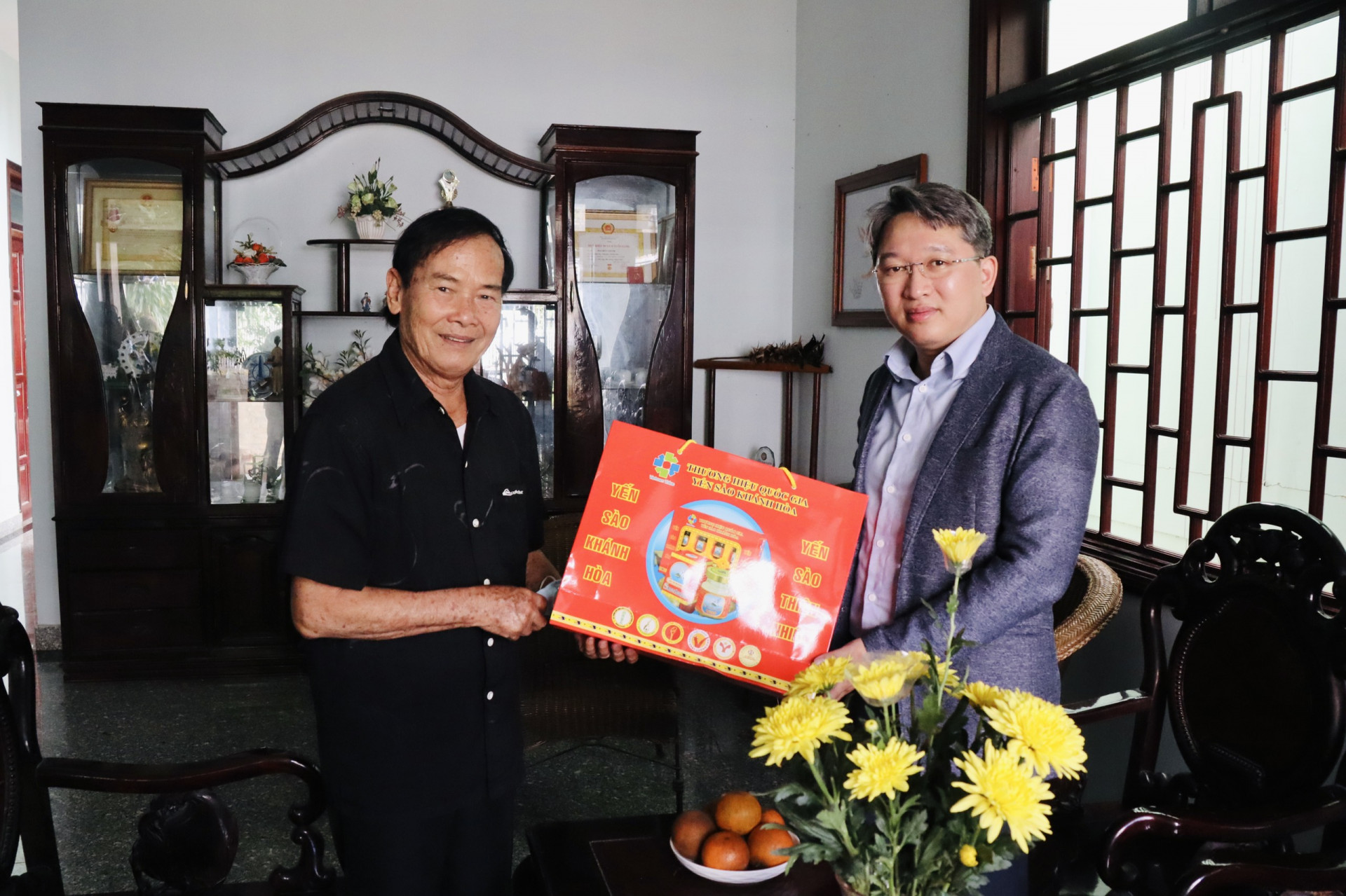 Bí thư Tỉnh ủy Nguyễn Hải Ninh tặng quà cho đại diện gia đình ông Mai Dương