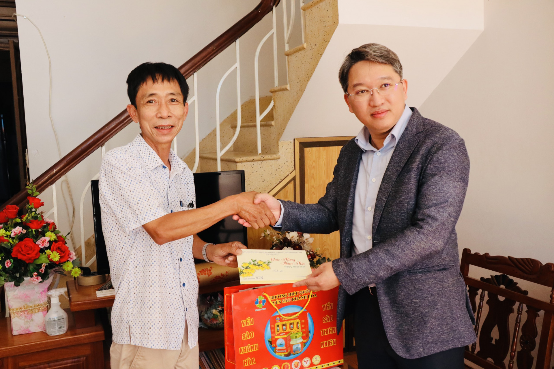 Bí thư Tỉnh ủy Nguyễn Hải Ninh trao quà cho gia đình ông Ngũ Hữu Ngật