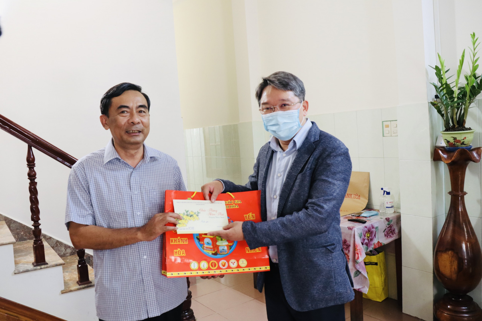 Bí thư Tỉnh ủy Nguyễn Hải Ninh trao quà cho gia đình ông Bùi Hồng Thái