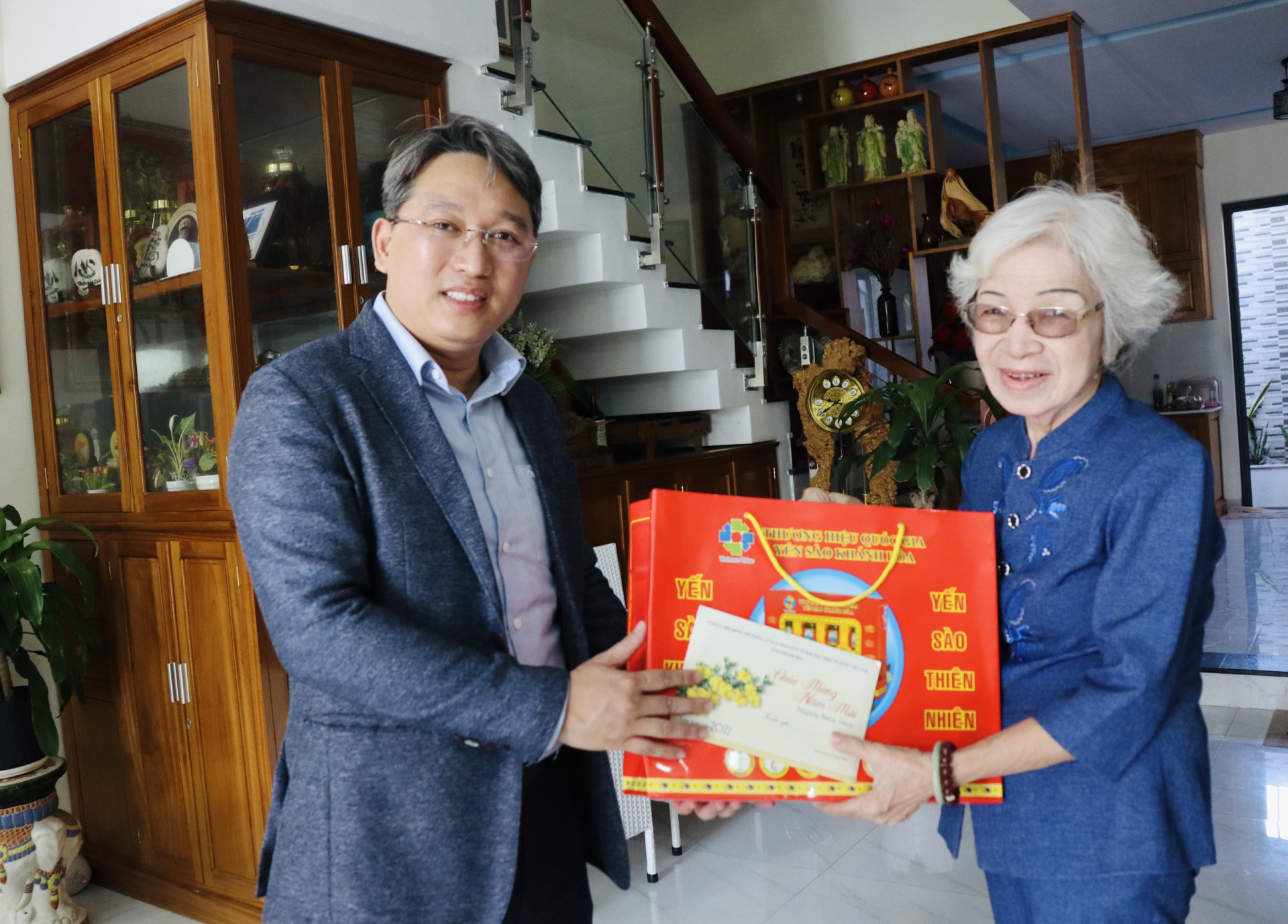 Bí thư Tỉnh ủy Nguyễn Hải Ninh trao quà cho gia đình ông Võ Cứ
