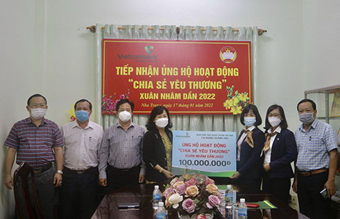  Lãnh đạo thành phố tiếp nhận kinh phí ủng hộ từ đại diện Vietcombank chi nhánh Nha Trang