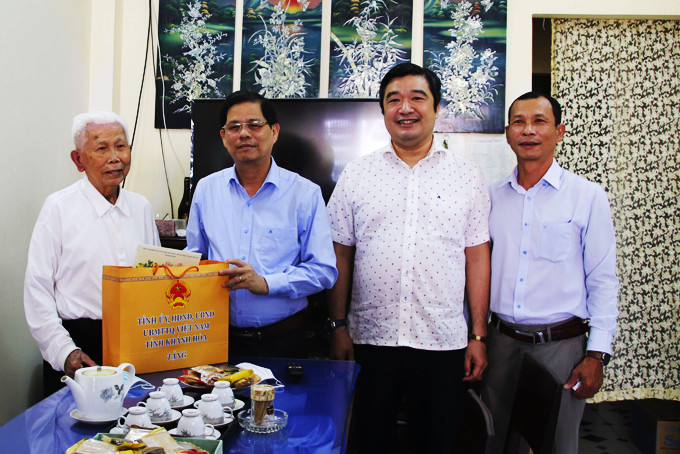 Ông Nguyễn Tấn Tuân thăm, tặng quà gia đình ông Huỳnh Ngọc Anh.