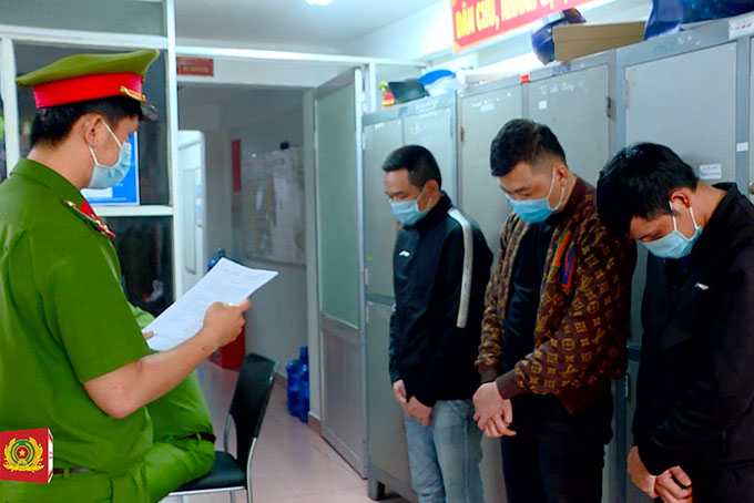 VIDEO: Tạm giữ nhóm đối tượng cho vay nặng lãi bằng hình thức bốc bát họ