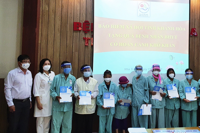 Bảo hiểm xã hội tỉnh tặng 30 suất quà cho bệnh nhân có hoàn cảnh khó khăn