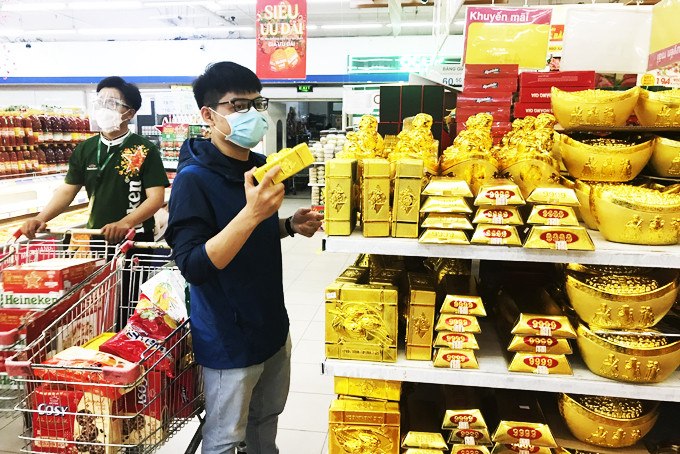   Người dân chọn mua sản phẩm bánh đậu xanh thỏi vàng tại Siêu thị Co.opmart Nha Trang.