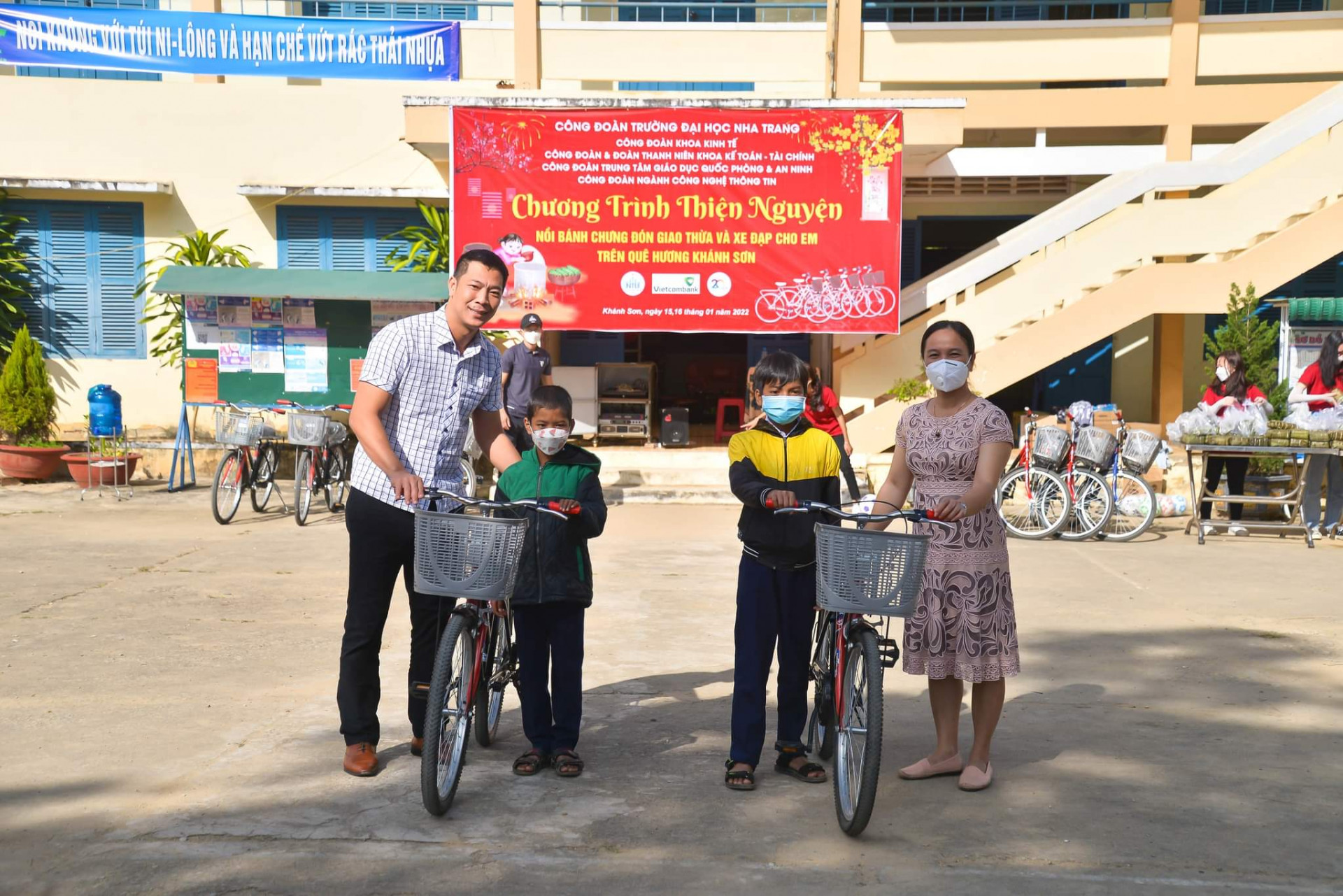 Tặng xe đạp cho trẻ em nghèo