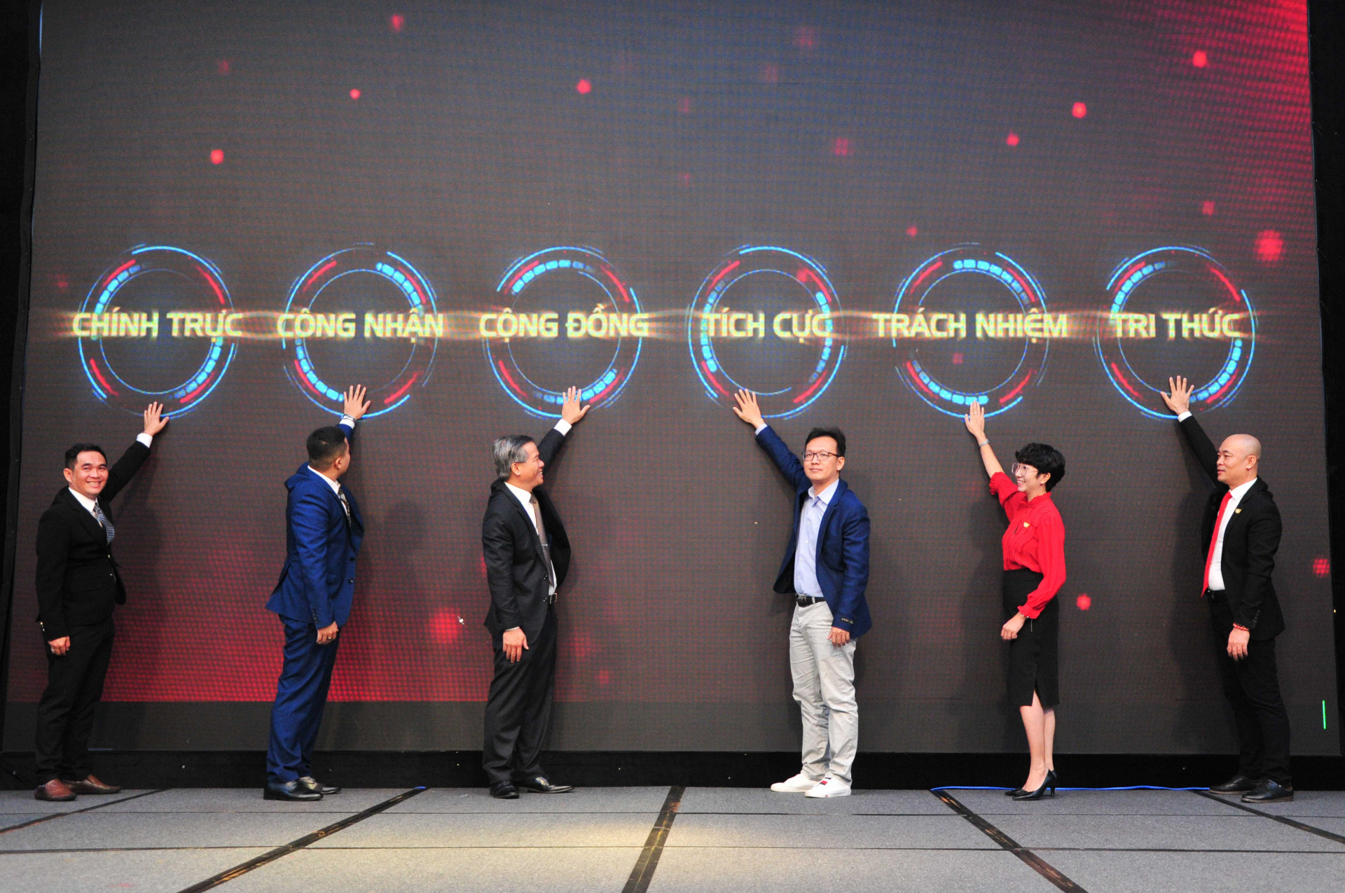 Lãnh đạo OBC và các đại biểu bấm nút chính thức ra mắt tại Khánh Hoà