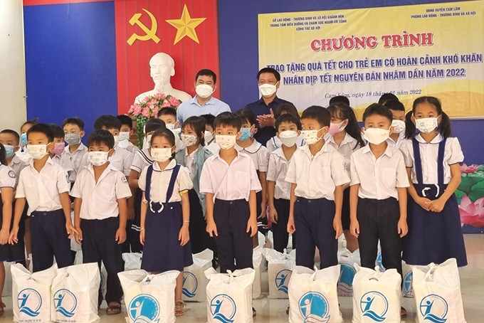 Trẻ em có hoàn cảnh khó khăn trên đia bàn huyện Cam Lâm nhận quà Tết tại chương trình.