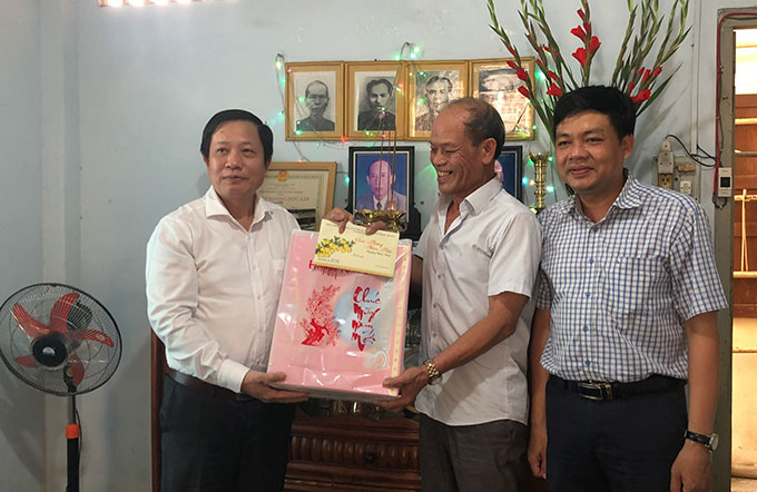 Ông Hà Quốc Trị tặng quà, chúc Tết gia đình ông Lưu Văn Trọng.