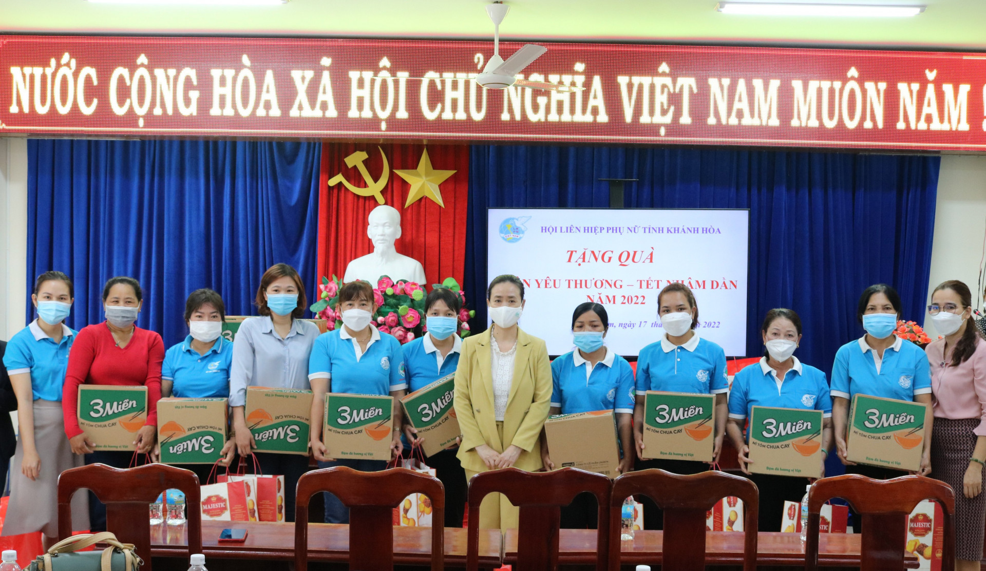 Trao quà cho người dân tại huyện Cam Lâm