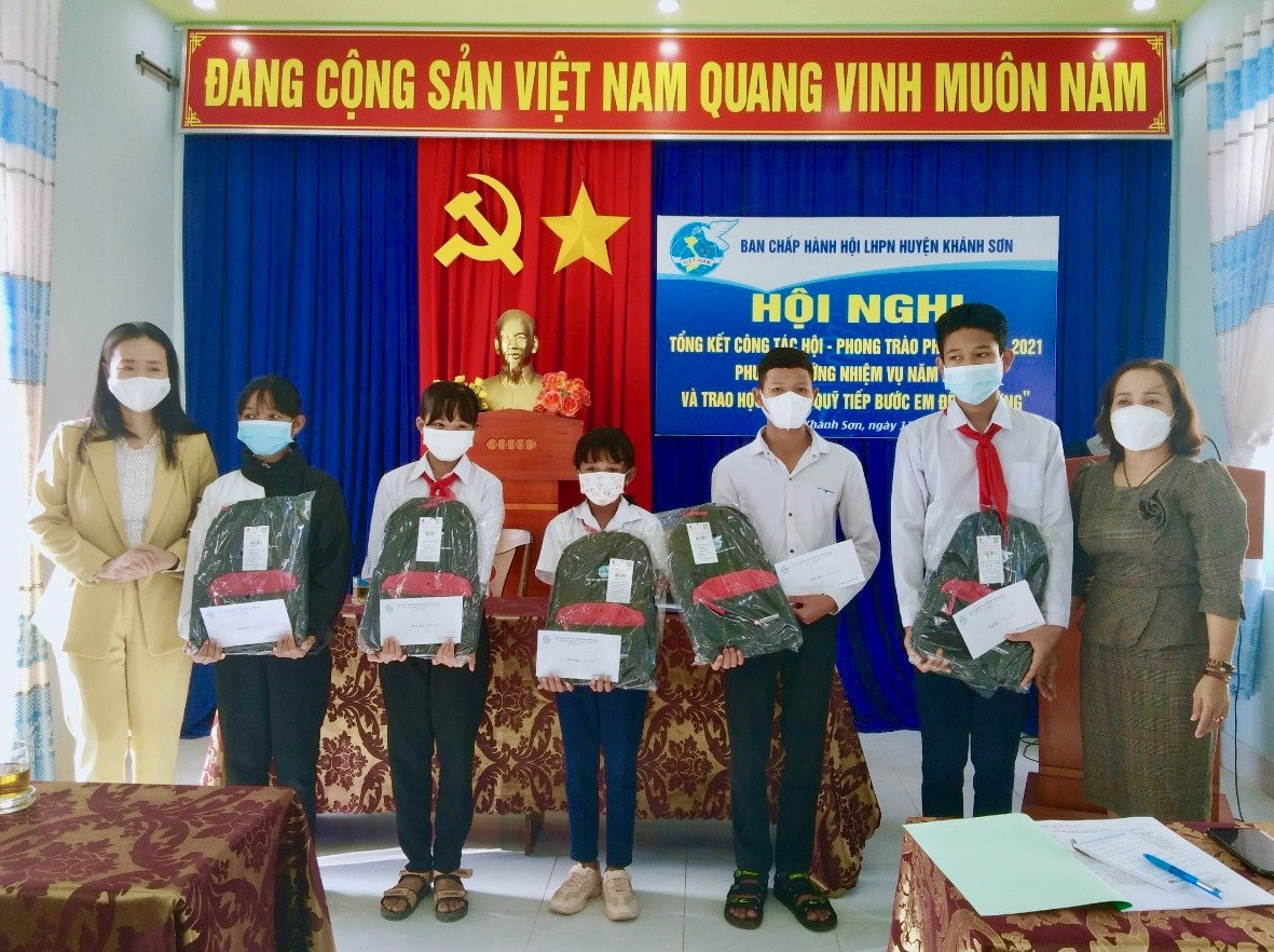 Trao học bổng cho các em học sinh huyện Khánh Sơn.