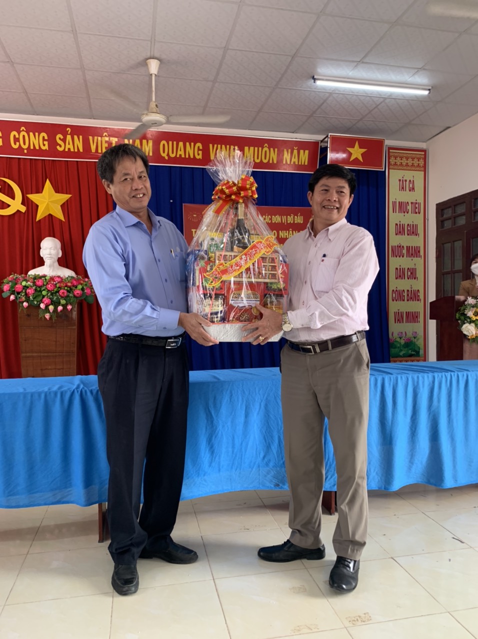  Đại diện nhóm tặng quà cho xã Ba Cụm Nam.