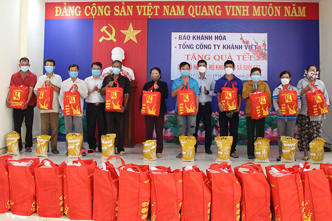 Ông Trần Duy Hưng - Tổng Biên tập Báo Khánh Hòa trao quà Tết cho người dân xã Suối Cát